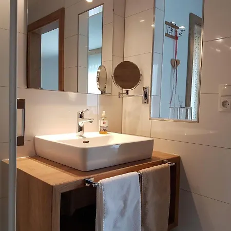 Pensionat Haus Alpengluehn 3*