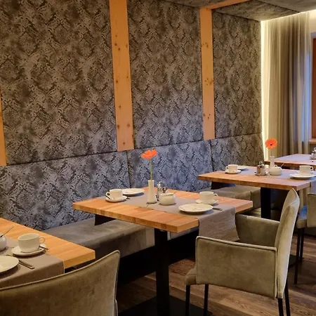 Haus Alpengluehn Konukevi 3*